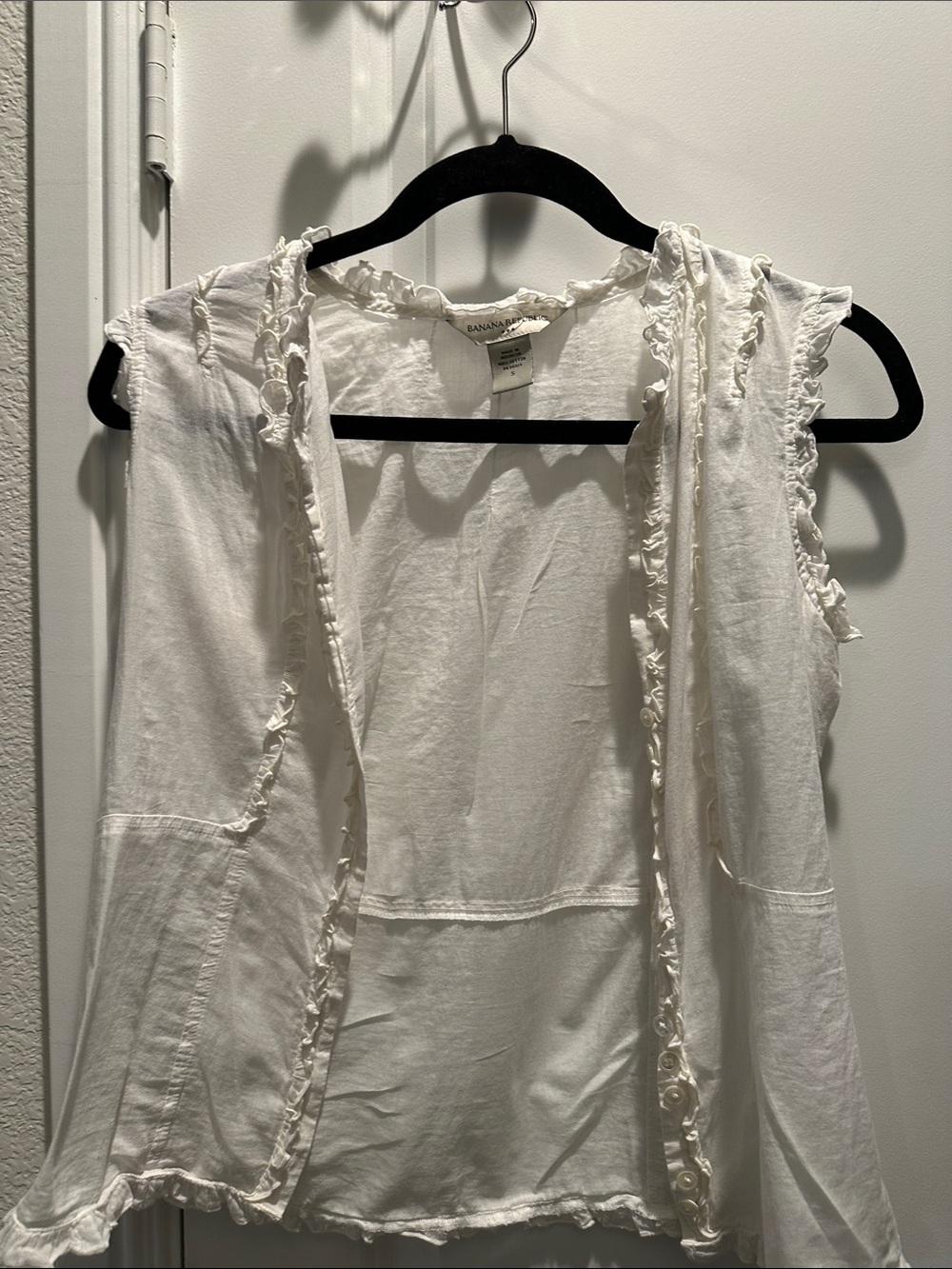 Banana Republic Ivory Ruffled Sleeveless button down blouse